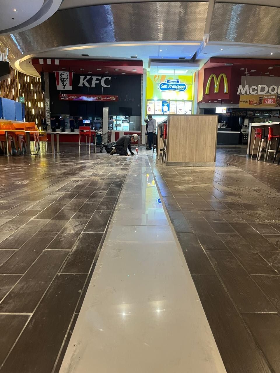 Junta de piso terminada a lo largo del patio de comidas de Mall Plaza Egaña