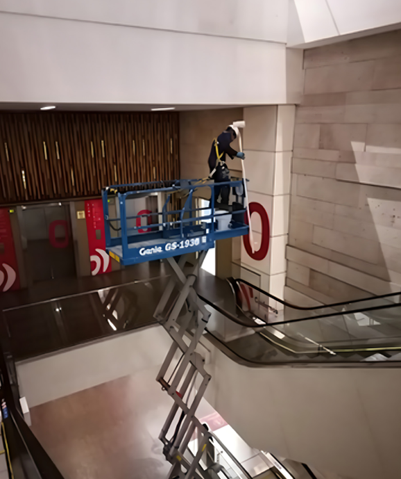 pintura en altura en mall - grupo creativa